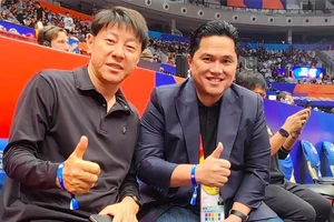 Chủ tịch PSSI - Erick Thohir (phải) cùng HLV Shin Tae-yong đang thăng hoa cùng bóng đá Indonesia