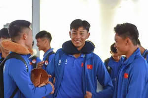 Các tuyển thủ U16 Việt Nam chờ làm thủ tục tại sân bay 