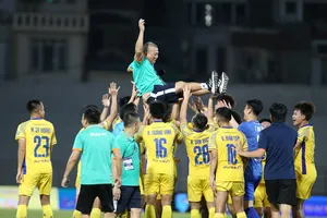 Niềm vui của thầy trò CLB SLNA khi kịp trụ hạng vào giờ chót. Ảnh: SLNAFC