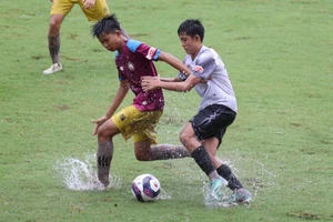 U15 Bà Rịa Vũng Tàu (áo trắng) vượt qua U15 Thanh Hóa sau trận "thủy chiến"