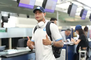 Lucas Silva tại sân bay Hong Kong (TQ) trưa 19-9