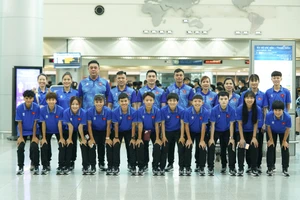 Thầy trò đội tuyển futsal nữ Việt Nam tại sân bay Tân Sơn Nhất sáng 20-9