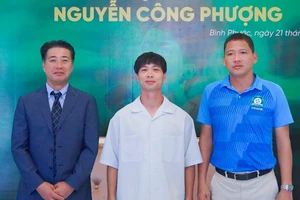 Nguyễn Công Phượng cùng ông Yusuke Adachi - CEO Bình Phước FC và HLV trưởng Nguyễn Anh Đức tại Lễ Ký kết hợp đồng. Ảnh: BPFC