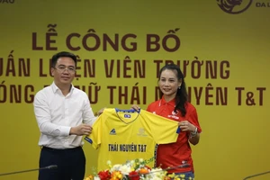 Ông Ngô Minh Giang, đại diện nhà tài trợ T&T trao áo CLB Thái Nguyên T&T cho HLV Văn Thị Thanh