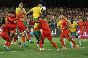 Pha không chiến mang về bàn gỡ hòa 1-1 cho Australia của hậu vệ Miller. Ảnh: Getty