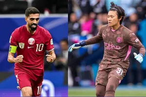 Hasan Al Haydos của Qatar và Ayaka Yamashita. Ảnh: AFC