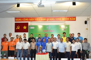 Đại diện các đội bóng tham dự giải chụp hình lưu niệm cùng Ban tổ chức, lãnh đạo LĐBĐ TPHCM và các nhà tài trợ.