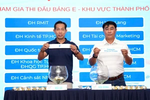 Cựu tuyển thủ Trần Minh Chiến và Đỗ Khải tại lễ bốc thăm. 