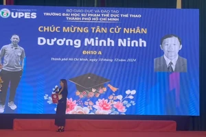 Chị Ngọc Bích, vợ của cố HLV Dương Minh Ninh thay chồng lên nhận bằng Tốt nghiệp