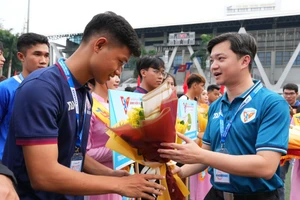 Anh Nguyễn Minh Triết - Bí thư Trung ương Đoàn, Chủ tịch Trung ương Hội sinh viên Việt Nam động viên các đội tham dự giải. 