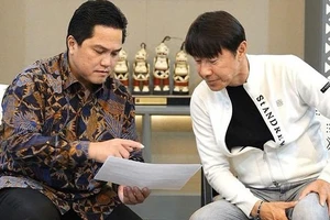 HLV Shin Tae Yong (bên phải) và chủ tịch PSSI, Erick Thohir 