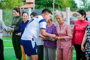 Cầu thủ Nguyễn Văn Cáp, đại diện các đội tham dự giải trao tặng những phần quà đến bà con khó khăn tại huyện Long Đất.