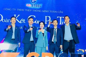 Các lãnh đạo GB Steel chung vui cùng CB-CNV tại lễ tổng kết