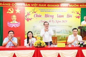 Ông Bùi Minh Thạnh – Phó Chủ tịch UBND tỉnh cùng đoàn lãnh đạo tỉnh tại buổi họp mặt, thăm và chúc tết ngành thể thao Bình Dương