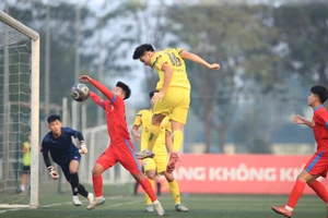 Trận U19 Luxuxy Hạ Long thua U19 Hà Nội 0-8