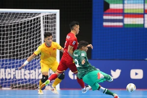 Cuộc so tài giữa đội tuyển futsal Việt Nam và Saudi Arabia tại vòng loại futsal châu Á 2022