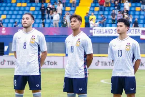 Roman Angot, Theo Klein, Victor Ngovinassack (từ trái sang) thi đấu cho U22 Lào ở SEA Games 32 tại Campuchia. Ảnh: LĐBĐ Lào
