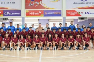 Lãnh đạo VFF chụp hình lưu niệm cùng tập thể hai đội tuyển futsal nam và nữ Quốc gia.