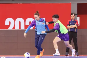 Thanh Hằng và các đồng đội trên sân tập vào sáng 5-5.