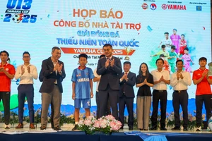 Ông Trần Quốc Tuấn- Chủ tịch LĐBĐVN và ông Morikawa Yasutoshi, Giám đốc cấp cao Bán hàng và Marketing Công ty TNHH Yamaha Motor Việt Nam trao áo đấu cho đại diện các cầu thủ tham dự giải.
