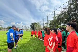 HLV Okiyama Masahiko trao đổi cùng các cầu thủ trước buổi tập.