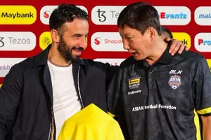 HLV Kim Sang-sik và HLV Amorim tại buổi họp báo. 