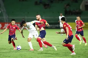 Bình Định tự làm khó mình khi để thua trước CAHN ở trận đấu bù vòng 20.