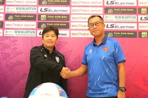 HLV Okiyama Masahiko (bên phải) và HLV trưởng đội U19 nữ Thái Lan tại buổi họp báo.