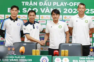 HLV trưởng cùng thủ quân hai đội tại buổi họp báo. Ảnh: ĐÔNG HUYỀN
