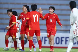 Đồng đội chia vui cùng Nguyễn Thị Vạn sau bàn thắng nâng tỷ số 4-0.