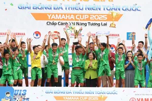 Nguyên Phó Chủ tịch nước CHXHCN Việt Nam – bà Trương Mỹ Hoa trao Cúp vô địch cho U13 Nam Định