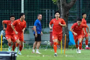 Đình Bắc trở ra sân tập vào tối 21-7.