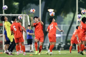 Các cầu thủ U23 Việt Nam tập nhẹ trên sân phụ của Gelora Bung Karno.