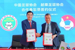 Chủ tịch CFA Song Kai (trái) và Chủ tịch VFF Trần Quốc Tuấn (phải) ký kết Biên bản ghi nhớ hợp tác giữa CFA và VFF.