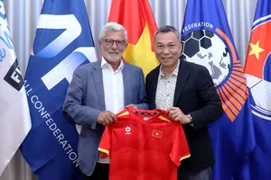 Ông Calisto cùng chủ tịch VFF Trần Quốc Tuấn
