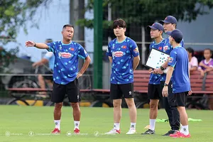 Trợ lý Đinh Hồng Vinh (bìa trái) tạm thời dẫn dắt đội tuyển Việt Nam