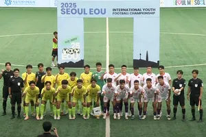 Cầu thủ hai đội chụp hình lưu niệm trước trận đấu