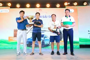 Nhà vô địch Best Gross Nguyễn Nam Sơn và Best Net Nguyễn Thành Khiết.