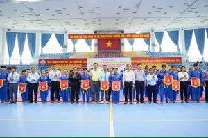 Ban tổ chức trao cờ lưu niệm cho các đoàn tham dự giải.