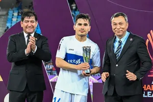 Ông Trần Quốc Tuấn đại diện AFC trao giải tại trận chung kết AFC Challenge League 2024-2025 
