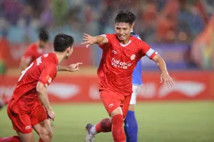 Bùi Tiến Dũng bị treo giò ở vòng 8 vì thẻ phạt