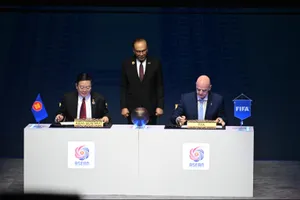 Chủ tịch FIFA Gianni Infantino và Tổng Thư ký ASEAN Kao Kim Hourn ký biên bản ghi nhớ.