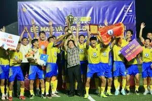 Hiệu trưởng Hồ Văn Thống, Trưởng BTC vòng loại khu vực miền Nam bảng Đồng Tháp trao Cúp vô địch vòng loại khu vực bảng cho đội Trường ĐH Đồng Tháp. Ảnh: KHẢ HÒA