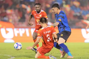 Hà Tĩnh (áo đỏ) giành 3 điểm từ chấm phạt 11m vào cuối trận. Ảnh: XUÂN THỦY