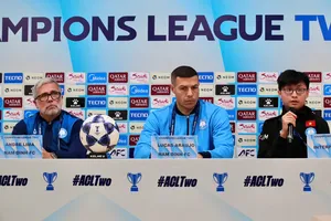 Trợ lý HLV Andre Lima (bìa tráI) và hậu vệ Lucas tại buổi họp báo.