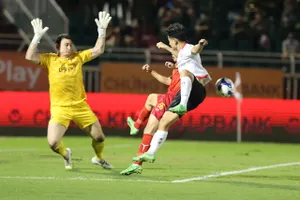 Thủ môn Văn Lâm có trận đấu vất vả khi lần đầu tiên từ đầu giải phải 3 lần vào lưới nhặt bóng. Ảnh: DŨNG PHƯƠNG.