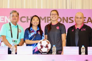 HLV trưởng cùng thủ quân hai CLB nữ TPHCM và Stallion Laguna FC tại buổi họp báo trưa 12-11.