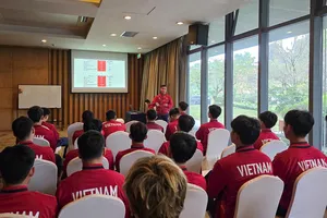 Thầy trò đội U22 Việt Nam tại buổi họp rút kinh nghiệm sáng 14-11.