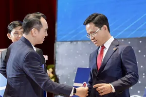 Ông Nguyễn Thế Duy (bên phải), Phó Chủ tịch Hội Doanh nhân trẻ TPHCM được tín nhiệm giữ cương vị Chủ nhiệm Chi hội Bình Dương.