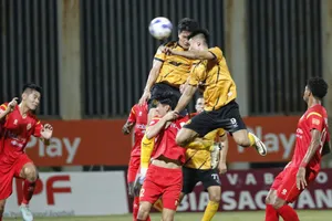 Thanh Hóa (áo vàng) đang vẫy vùng ở cuộc đua trụ hạng.